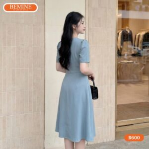Đầm thiết kế BEMINE B600 cổ tròn đính cúc sang trọng.