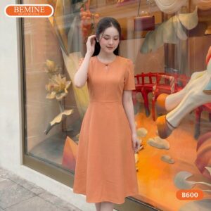 Đầm BEMINE B600 cổ tròn mang lại vẻ ngoài nhã nhặn.