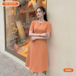 Chi tiết đính cúc tinh tế trên mẫu đầm thiết kế B600.