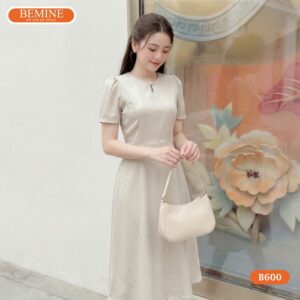 Người mẫu diện đầm BEMINE B600 tôn dáng quý phái.