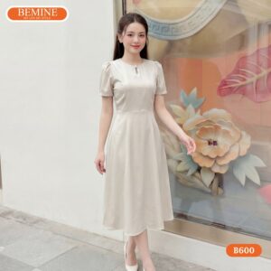 Đầm thiết kế BEMINE B600 cổ tròn đính cúc thanh lịch.