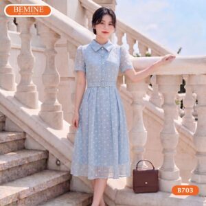 Người mẫu diện đầm cổ sơ mi in nơ BEMINE mã số B703.