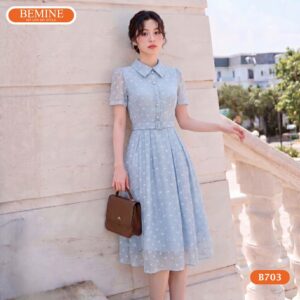 Cận cảnh chi tiết đính cúc tinh tế của đầm BEMINE B703.