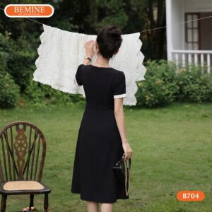 Người mẫu diện đầm chữ a BEMINE B704 tự tin dạo phố.