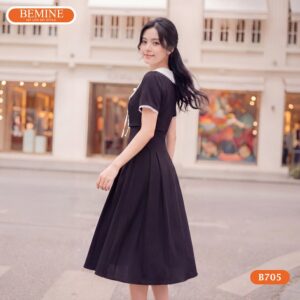 Người mẫu diện đầm thiết kế BEMINE B705 đầy tự tin.