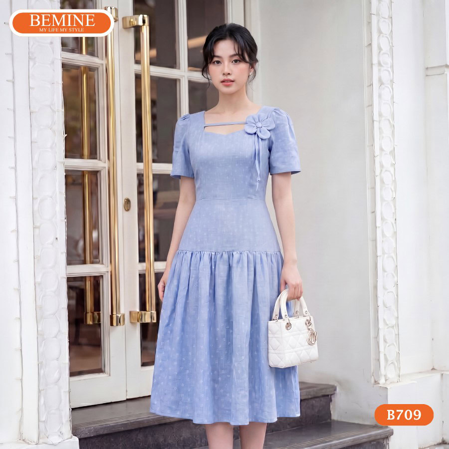 Thiết kế cổ vuông cổ điển trên mẫu đầm chữ a mã số B709.