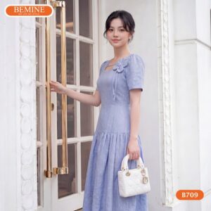 Hình ảnh thực tế đầm cổ vuông BEMINE B709 chuẩn phom dáng.
