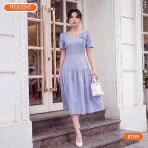 Người mẫu diện đầm chữ a họa tiết tim BEMINE mã số B709.
