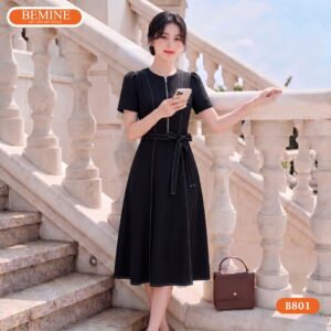 Người mẫu diện đầm chữ a cổ tròn khóa kéo BEMINE mã số B801.