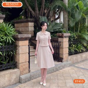 Người mẫu diện set thiết kế BEMINE áo cổ sen chân váy ST453.