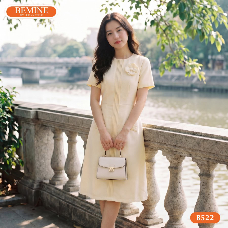 Thiết kế cổ tròn trang nhã của đầm thiết kế BEMINE mã B522.