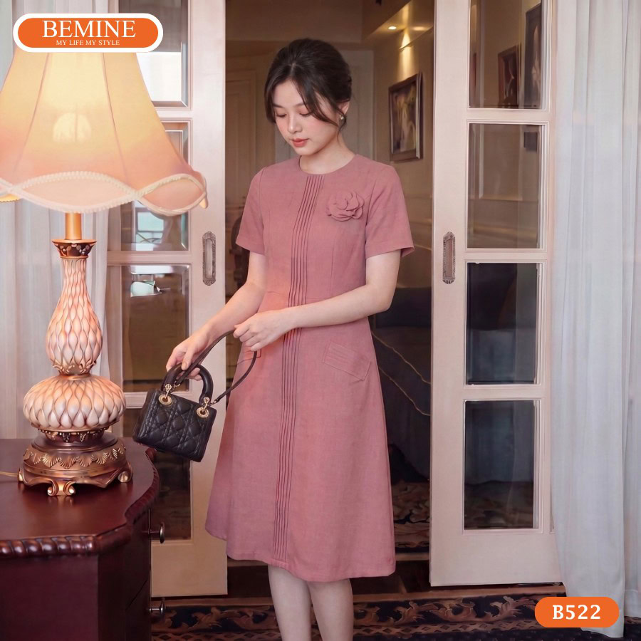 Đầm thiết kế BEMINE cổ tròn đính hoa dáng chữ A B522 1 Lựa chọnđầm thiết kế BEMINE cổ tròn đính hoa dáng chữ A B522 bắt nguồn từ mong muốn mang lại một bộ trang phục vừa thoải mái vừa sang trọng