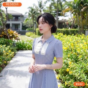 Người mẫu diện đầm chữ a kẻ sọc BEMINE mã sản phẩm B542.