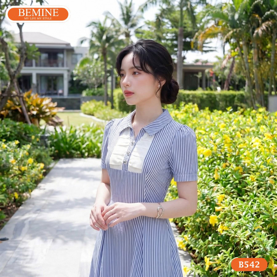 Đầm thiết kế BEMINE cổ sơ mi kẻ sọc dáng chữ A B542 2 Người mẫu diện đầm chữ a kẻ sọc BEMINE mã sản phẩm B542.