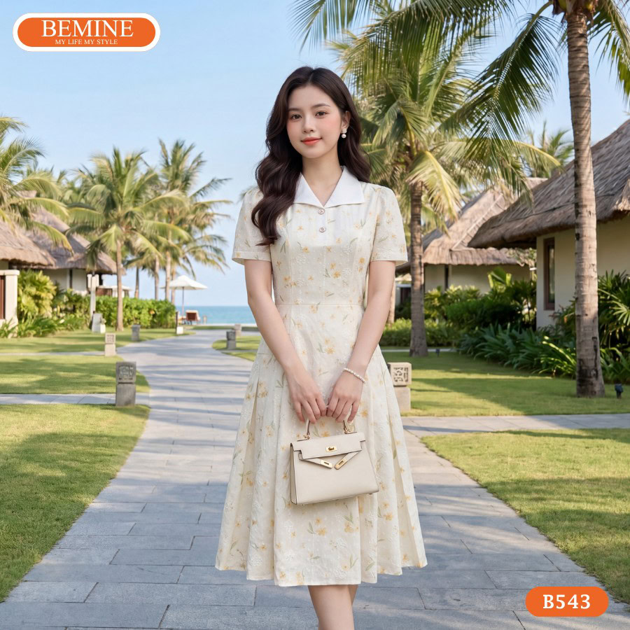 Lớp nền mỏng nhẹ rạng rỡ và sắc son đỏ trầm tiệp màu trang phục