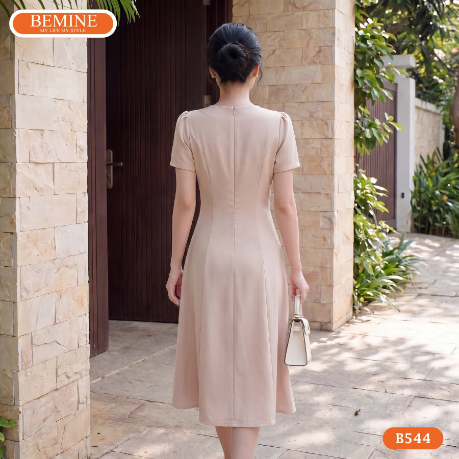 Đầm thiết kế BEMINE Cổ Tròn Đính Nơ Dáng Chữ A B544 4 Cận cảnh đường may sắc sảo của đầm thiết kế BEMINE B544.
