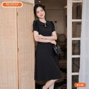 Người mẫu diện đầm chữ a cổ kiểu màu đen BEMINE B548.