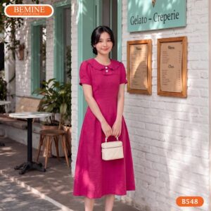 Người mẫu diện đầm chữ a cổ kiểu màu hồng BEMINE B548.