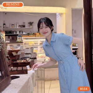 Người mẫu diện đầm chữ a cổ sen kẻ sọc BEMINE B554.