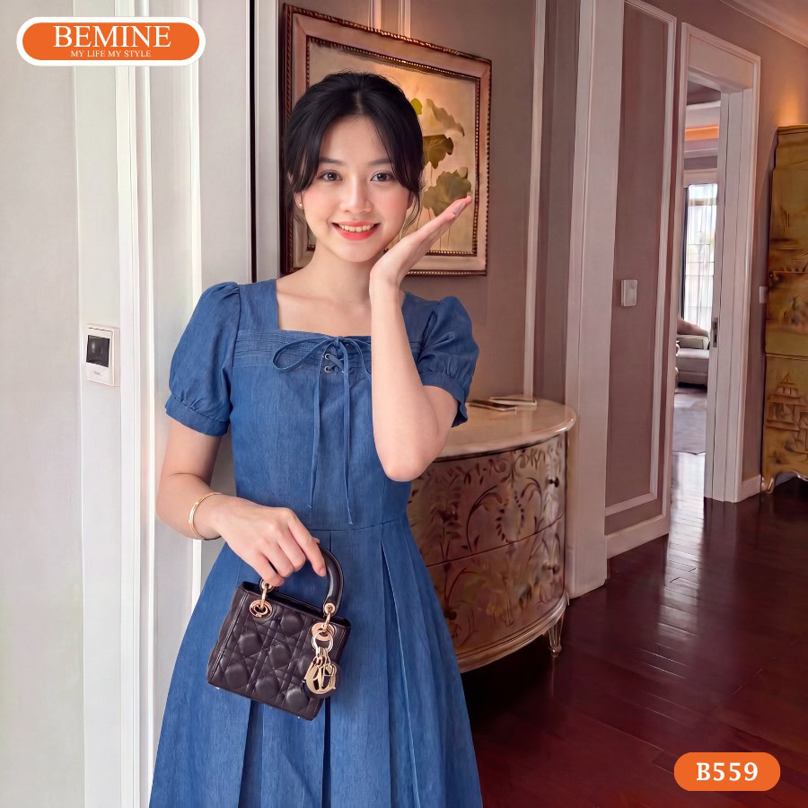 Đầm thiết kế BEMINE cổ vuông xếp ly ngực dáng chữ A B559 1 Người mẫu diện đầm chữ a cổ vuông xếp ly ngực BEMINE B559.
