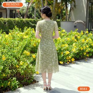 Cận cảnh đường may sắc sảo trên đầm thiết kế BEMINE B561.