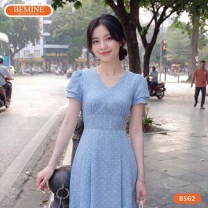 Người mẫu diện đầm cổ chữ v in bi chân váy đuôi cá BEMINE B562.