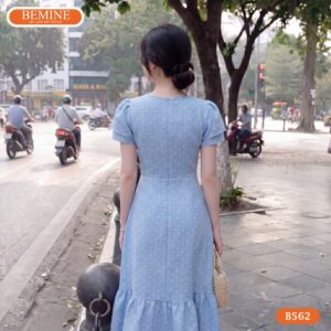 Cận cảnh đường may sắc sảo của đầm đuôi cá BEMINE B562.
