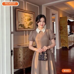Người mẫu diện đầm dáng dài cổ sơ mi phối dây kéo BEMINE B563.