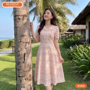 Người mẫu diện đầm chữ a cổ thủy thủ đính nơ BEMINE B569.