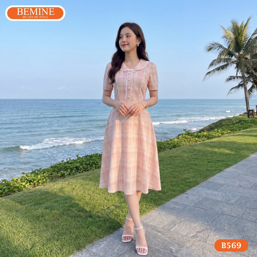 Đan chéo chân nhẹ nhàng giúp đầm thiết kế BEMINE tôn dáng đẹp.