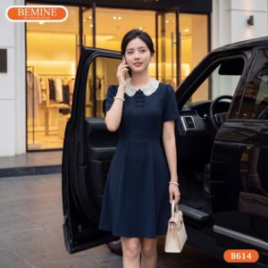 Người mẫu diện đầm dáng ngắn cổ sen đính cườm BEMINE B614.
