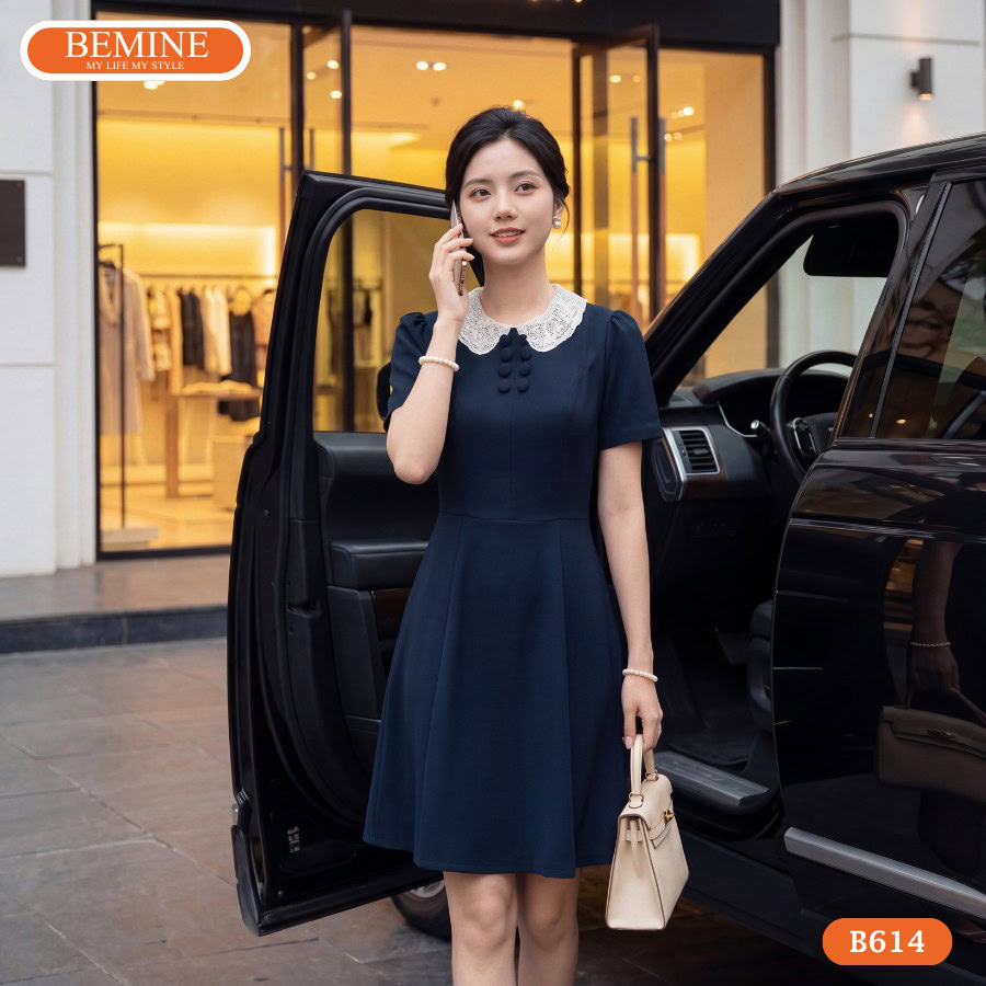 Người mẫu diện đầm dáng ngắn cổ sen đính cườm BEMINE B614.
