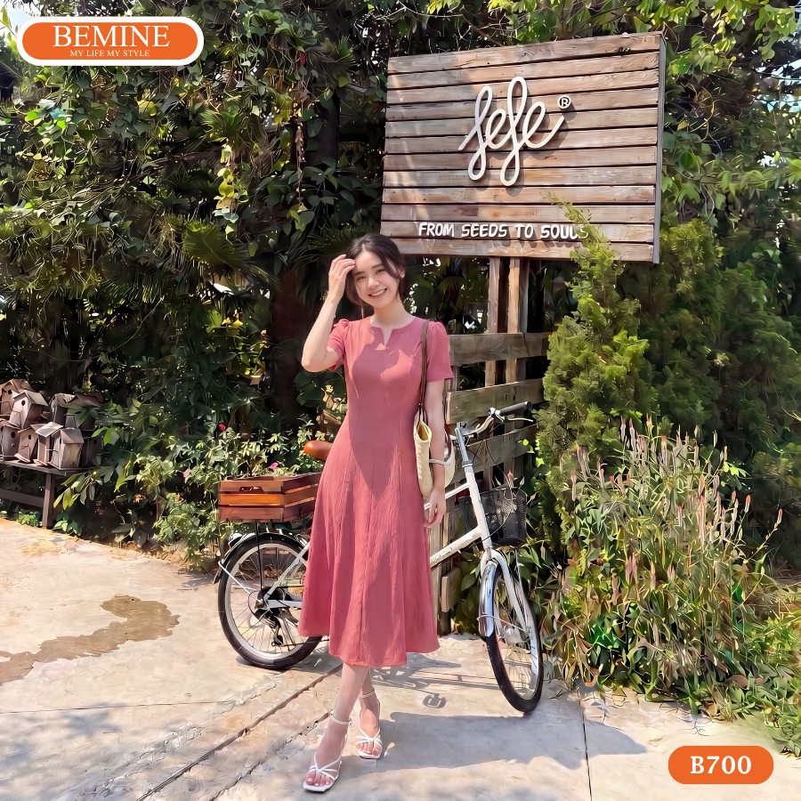 Chất vải nhung đỏ rượu trầm ấm, bắt sáng quý phái trong dạ tiệc thu đông