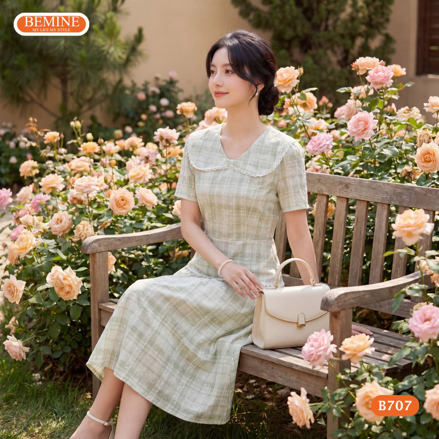Tạo Dáng Chụp Ảnh Với Đầm Maxi: 8 Pose Siêu Ảo 8 Đầm thiết kế BEMINE B707 cổ nơ kẻ sọc thanh lịch.