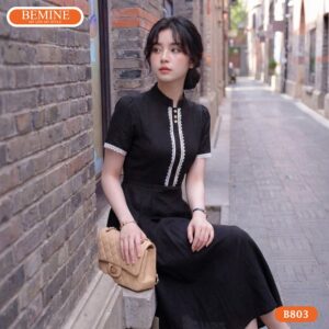 Người mẫu diện đầm chữ a cổ tròn phối ren BEMINE mã B803.