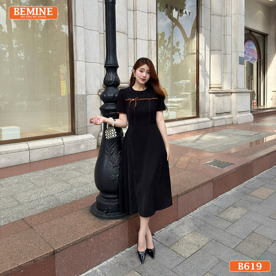 Đầm thiết kế BEMINE cổ tròn chạy viền đính nơ dáng chữ A B619 3 Người mẫu diện đầm chữ a cổ tròn chạy viền BEMINE B619.