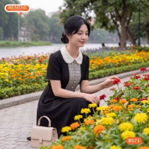 Người mẫu diện đầm chữ a cổ sen phối caro đi làm BEMINE B571.