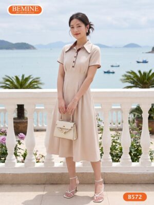 Người mẫu diện đầm chữ a cổ sơ mi đính cúc BEMINE B572.