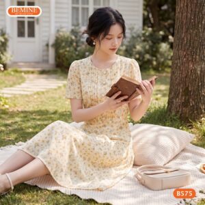 Người mẫu diện đầm dáng dài xòe cổ tròn in hoa BEMINE B575.