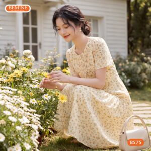 Cận cảnh đường may sắc sảo của mẫu đầm in hoa BEMINE B575.