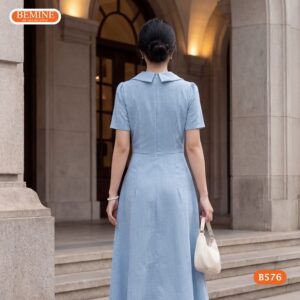 Cận cảnh đường may sắc sảo của mẫu đầm cổ vest BEMINE B576.