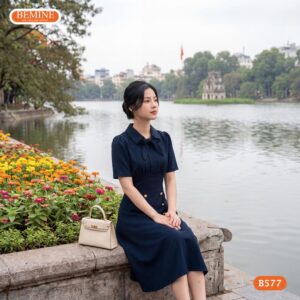 Người mẫu diện đầm chữ a cổ sơ mi cà vạt BEMINE B577.