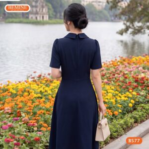 Cận cảnh đường may sắc sảo của mẫu đầm phối cà vạt BEMINE B577.