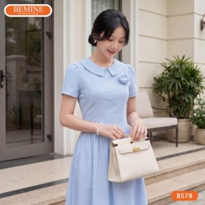 Người mẫu diện đầm dáng dài cổ sen khóa kéo trước BEMINE B578.