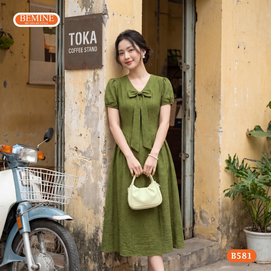 Lần Đầu Hẹn Hò Nên Mặc Gì? Gợi Ý Đầm "Thả Tim" Cho Nàng 2 Người mẫu diện đầm dáng dài cổ tim đính nơ BEMINE B581.
