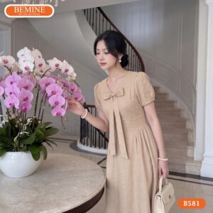 Thiết kế cổ tim quyến rũ kết hợp phom dáng dài của đầm BEMINE B581.