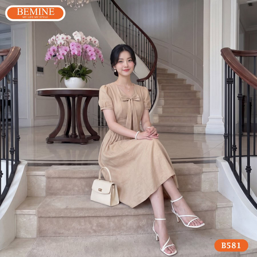 Chi tiết đính nơ tinh tế tạo điểm nhấn nổi bật trên đầm B581.