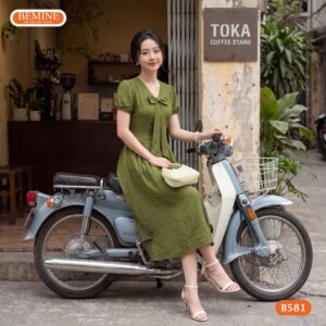 Người mẫu diện đầm dáng dài cổ tim đính nơ BEMINE B581.
