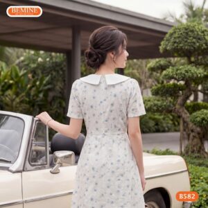 Cận cảnh đường may sắc sảo của mẫu đầm in hoa BEMINE B582.
