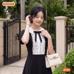 Người mẫu diện đầm chữ a cổ sen phối bèo tơ voan BEMINE B589.